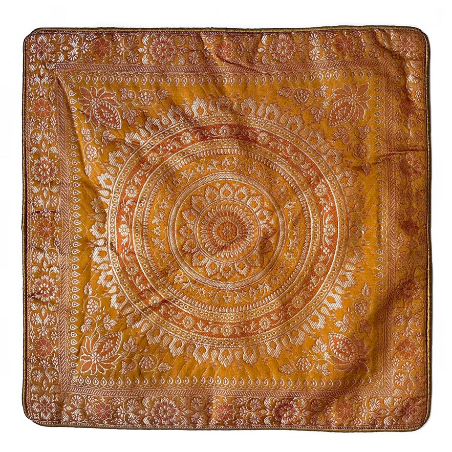 Индийский чехол для подушки КРУГЛЫЙ ВОСТОЧНЫЙ ОРНАМЕНТ, цвет ОХРА (полиэстер, с обратной стороны однотонный на молнии, размер 40 на 40 см.), 1 шт.